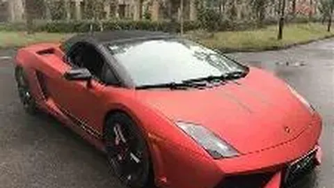 刘德华59岁显老态，佩戴老花镜审稿神情疲惫